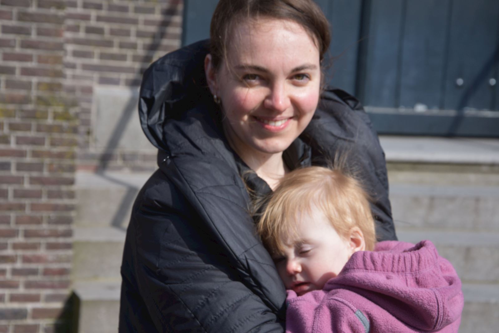 Carola, met dochter Francisca: "Als predikant wil je er met name zijn voor mensen die zorgen en verdriet hebben." ((Foto: PKN Oostzaan))